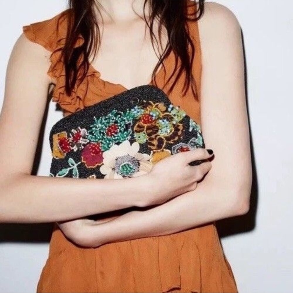 ZARA NWT Beaded Floral Handbag 3D
Sequin Embroidery Multi Crossbody Clutch